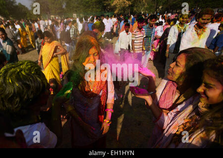 Santiniketan, Indien. 5. März 2015. Junge Menschen spielen mit farbigen Pulvern das Holi-fest in Santiniketan, einer kleinen Stadt nahe Bolpur in Birbhum Bezirk von West Bengal, Indien, am 5. März 2015 zu feiern. "Holi", das Fest der Farben, ist ein Volksfest für das kommen des Frühlings und es in West-Bengalen in Indien am Tag des Vollmondes jährlich im März fällt. Leute spielen mit Farbpulver auf einander mit großer Freude. Bildnachweis: Zheng Huansong/Xinhua/Alamy Live-Nachrichten Stockfoto