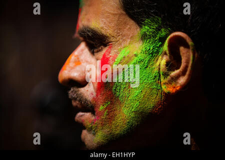 Santiniketan, Indien. 5. März 2015. Farbige Pulvern sind auf das Gesicht des Mannes gesehen, wie er das Holi-fest in Santiniketan, einer kleinen Stadt nahe Bolpur in Birbhum Bezirk von West Bengal, Indien, am 5. März 2015 feiert. "Holi", das Fest der Farben, ist ein Volksfest für das kommen des Frühlings und es in West-Bengalen in Indien am Tag des Vollmondes jährlich im März fällt. Leute spielen mit Farbpulver auf einander mit großer Freude. Bildnachweis: Zheng Huansong/Xinhua/Alamy Live-Nachrichten Stockfoto