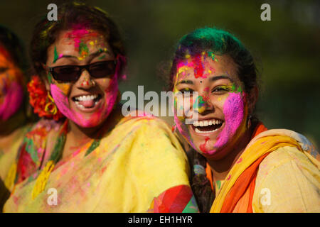 Santiniketan, Indien. 5. März 2015. Zwei Frauen mit farbigen Pulvern auf ihre Gesichter lachen, als sie das Holi-fest in Santiniketan, einer kleinen Stadt nahe Bolpur in Birbhum Bezirk von West Bengal, Indien, am 5. März 2015 feiern. "Holi", das Fest der Farben, ist ein Volksfest für das kommen des Frühlings und es in West-Bengalen in Indien am Tag des Vollmondes jährlich im März fällt. Leute spielen mit Farbpulver auf einander mit großer Freude. Bildnachweis: Zheng Huansong/Xinhua/Alamy Live-Nachrichten Stockfoto