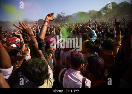 Santiniketan, Indien. 5. März 2015. Die Leute werfen farbige Pulvern, wie sie tanzen um das Holi-fest in Santiniketan, einer kleinen Stadt nahe Bolpur in Birbhum Bezirk von West Bengal, Indien, am 5. März 2015 feiern. "Holi", das Fest der Farben, ist ein Volksfest für das kommen des Frühlings und es in West-Bengalen in Indien am Tag des Vollmondes jährlich im März fällt. Leute spielen mit Farbpulver auf einander mit großer Freude. Bildnachweis: Zheng Huansong/Xinhua/Alamy Live-Nachrichten Stockfoto