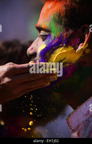 Santiniketan, Indien. 5. März 2015. Eine Frau schmiert farbige Pulvern auf Gesicht eines Mannes, wie sie das Holi-fest in Santiniketan, einer kleinen Stadt nahe Bolpur in Birbhum Bezirk von West Bengal, Indien, am 5. März 2015 feiern. "Holi", das Fest der Farben, ist ein Volksfest für das kommen des Frühlings und es in West-Bengalen in Indien am Tag des Vollmondes jährlich im März fällt. Leute spielen mit Farbpulver auf einander mit großer Freude. Bildnachweis: Zheng Huansong/Xinhua/Alamy Live-Nachrichten Stockfoto