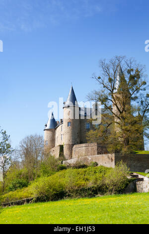 Schöne Burg Veves mit Rasen und Bäumen Stockfoto