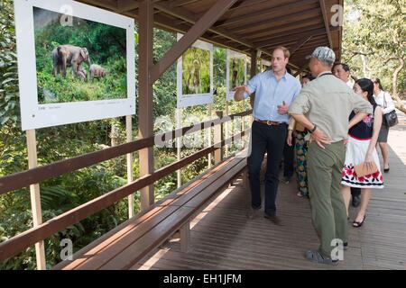 Xishuangbanna, chinesischen Provinz Yunnan. 4. März 2015. Großbritanniens Prinz William (L) Blick auf Fotos während der "Wildes China"-Fotoausstellung im Xishuangbanna National Nature Reserve in Xishuangbanna Dai autonomen Region, der südwestlichen chinesischen Provinz Yunnan, 4. März 2015 statt. © Ma Jinzhong/Xinhua/Alamy Live-Nachrichten Stockfoto