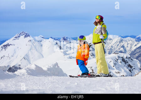 Skiurlaub in den Bergen, Frau und Kind glücklich Stockfoto