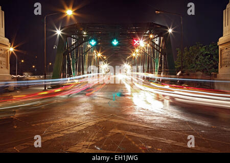 Lichtspur im Rama 1 Stahl-Brücke im Hafen von Bangkok Stockfoto