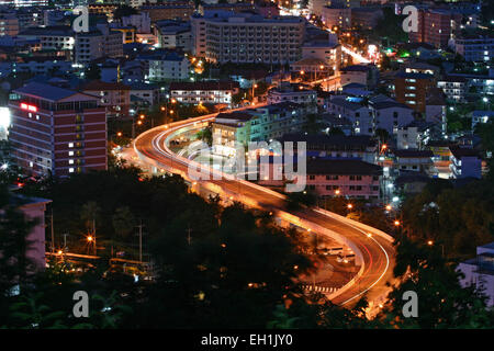 Luftaufnahme des Freeway Licht Weg zur Stadt in der Abenddämmerung in Pataya, Thailand Stockfoto