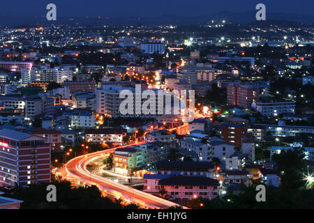 Luftaufnahme des Freeway Licht Weg zur Stadt in der Abenddämmerung in Pataya, Thailand Stockfoto