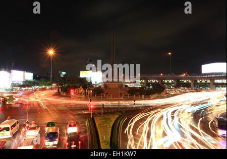 Bangkok-Verkehr-Center am Siegesdenkmal in der Nacht, Thailand Stockfoto