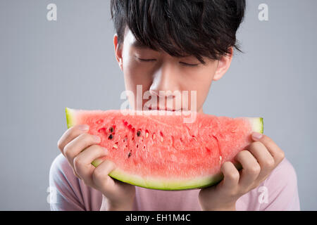 Junger Mann Essen Wassermelone Stockfoto