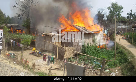 Sivasagar, Assam, Indien. 5. März 2015. Mindestens 20 Wohnhäuser wurden niedergebrannt, nachdem durch eine Gas-Zylinder-Explosion von einem Haus am Khatapathar Bereich im Sivasagar Bezirk des nordöstlichen Bundesstaat Assam am 5. März 2015 brennt. 5 Personen, darunter 1 Frau bekam in dieser Gas-Zylinder-Explosion verletzt. Bildnachweis: Luit Chaliha/ZUMA Wire/ZUMAPRESS.com/Alamy Live-Nachrichten Stockfoto