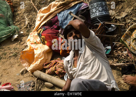 Sivasagar, Assam, Indien. 5. März 2015. Ein Mann bricht zusammen, nachdem sein Haus im Khatapathar Bereich im Sivasagar Bezirk des nordöstlichen Bundesstaat Assam am 5. März 2015 abgebrannt. Mindestens 20 Wohnhäuser wurden niedergebrannt, nachdem Feuer aus einem Haus durch eine Gas-Zylinder-Explosion ausbricht. 5 Personen, darunter 1 Frau bekam in dieser Gas-Zylinder-Explosion verletzt. Bildnachweis: Luit Chaliha/ZUMA Wire/ZUMAPRESS.com/Alamy Live-Nachrichten Stockfoto