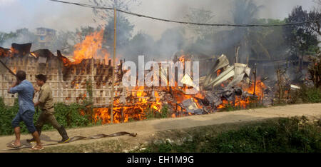 Sivasagar, Assam, Indien. 5. März 2015. Mindestens 20 Wohnhäuser wurden niedergebrannt, nachdem durch eine Gas-Zylinder-Explosion von einem Haus am Khatapathar Bereich im Sivasagar Bezirk des nordöstlichen Bundesstaat Assam am 5. März 2015 brennt. 5 Personen, darunter 1 Frau bekam in dieser Gas-Zylinder-Explosion verletzt. Bildnachweis: Luit Chaliha/ZUMA Wire/ZUMAPRESS.com/Alamy Live-Nachrichten Stockfoto