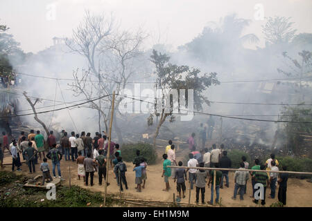 Sivasagar, Assam, Indien. 5. März 2015. Mindestens 20 Wohnhäuser wurden niedergebrannt, nachdem durch eine Gas-Zylinder-Explosion von einem Haus am Khatapathar Bereich im Sivasagar Bezirk des nordöstlichen Bundesstaat Assam am 5. März 2015 brennt. 5 Personen, darunter 1 Frau bekam in dieser Gas-Zylinder-Explosion verletzt. Bildnachweis: Luit Chaliha/ZUMA Wire/ZUMAPRESS.com/Alamy Live-Nachrichten Stockfoto