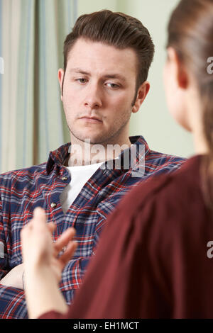 Deprimiert junger Mann im Gespräch mit Ratgeber Stockfoto