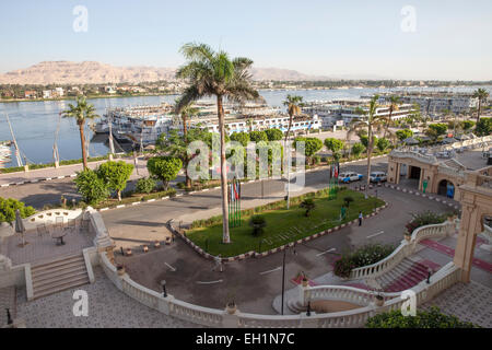 Eingang zum Old Winter Palace Hotel, auf dem Nil, Luxor, Ägypten. Stockfoto