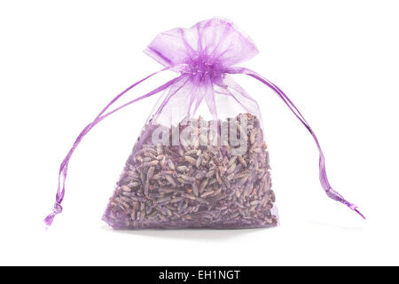 Beutel mit Lavendel Trockenblumen isoliert auf weiss Stockfoto