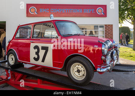 1964 Mini Cooper S Replik von Paddy Hopkirk Monte-Carlo Siegerauto. Auf dem Display an der 2014 Goodwood REvival, Sussex, UK. Stockfoto