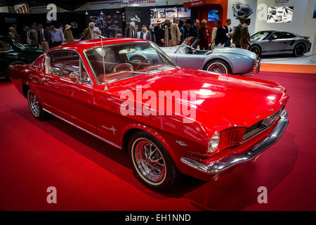 1966 Ford Mustang Fastback auf dem Display in der Earls Court Motorshow, Goodwood Revival, Sussex, UK. Stockfoto