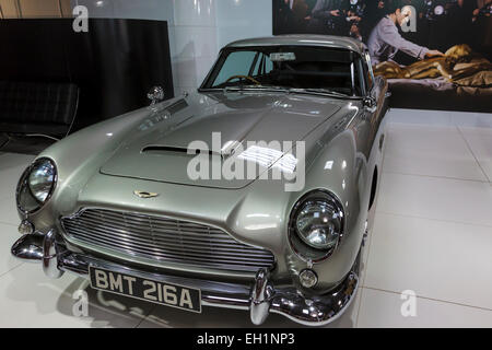 Die berühmten 1963 Aston Martin DB5 in den James-Bond-Film Goldfinger gesehen. 2014 Goodwood Revival, Sussex, UK. Stockfoto