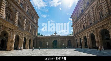 Innenhof des Palazzo Pitti, Eingang zu den Boboli-Gärten oder der Giardino di Boboli, Florenz, Toskana, Italien Stockfoto