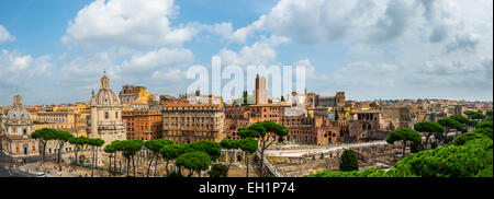 Roman Forum, der Trajan Forum mit Trajan Spalte und der Kirche Santissimo Nome di Maria al Foro Traiano, Trajans Markt, Rom Stockfoto