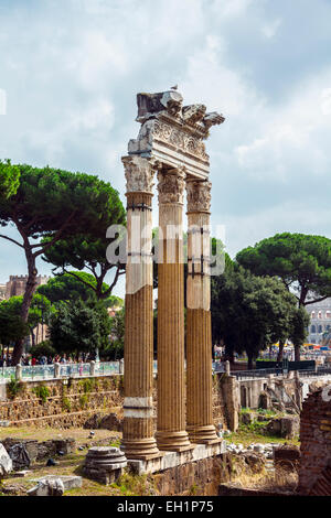 Tempel des Castor und Pollux, 484 v. Chr. korinthischen Säulen, Roman Forum, Rom, Latium, Italien Stockfoto