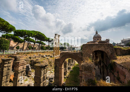 Tempel des Castor und Pollux, 484 v. Chr. korinthischen Säulen vor der Ruine der Kirche Santa Maria Antiqua und die Tempel Stockfoto