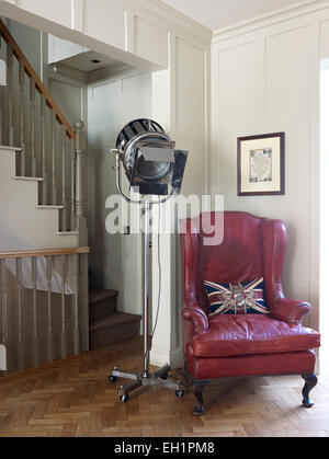 Roten Ledersessel und Spotlight an Unterseite der Treppe, Wohnhaus, Burlington Road, London, England, UK Stockfoto