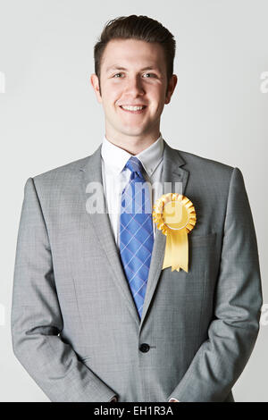 Porträt des Politikers tragen gelbe Rosette Stockfoto