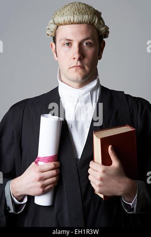 Studio-Porträt des Rechtsanwalts halten kurze und Buch Stockfoto