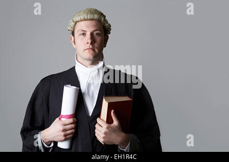 Studio-Porträt des Rechtsanwalts halten kurze und Buch Stockfoto