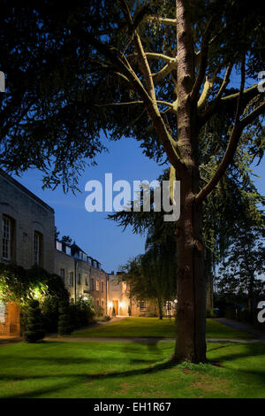 Merton College, Universität Oxford, Hörsaal und Rezeption Bereich. Gartenbereich mit beleuchteten Baum Stockfoto
