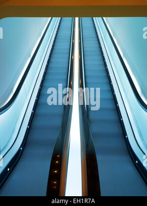 Rolltreppen im Stedelijk Museum, Amsterdam, größte Museum für moderne und zeitgenössische Kunst und Design in den Niederlanden. Stockfoto