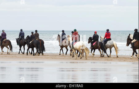 Saltburn am Meer, UK. 5. März 2015. UK-Wetter: Reiter auf Saltburn Strand an einem bewölkten, aber Steinblockes milder Donnerstagmorgen im Nordosten von England. Bildnachweis: ALANDAWSONPHOTOGRAPHY/Alamy Live-Nachrichten Stockfoto