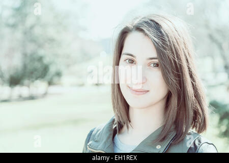 Vintage-Effekt von schönen Mädchen Portrait Lächeln im Park Stockfoto