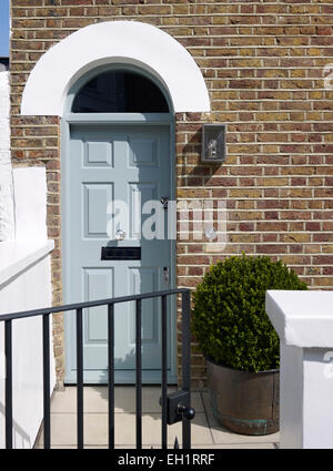 Traditionelle Eisentor und hellblau getäfelten Haustür, Wohnhaus, Burlington Road, London, England, UK Stockfoto