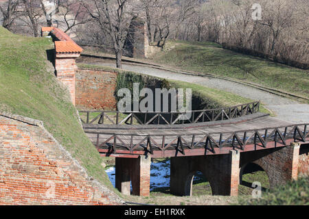 Alte Holzbrücke auf der Festung Petrovaradin in Serbien Stockfoto