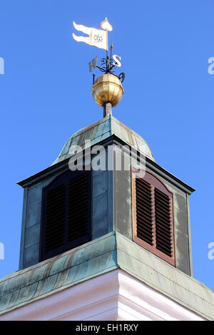 Alt altmodisch Stahl Wetterfahne auf dem Turm auf Petrovaradin Festung. Stockfoto