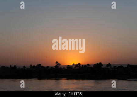 Sonnenuntergang auf dem Nil, Luxor, Ägypten. Stockfoto