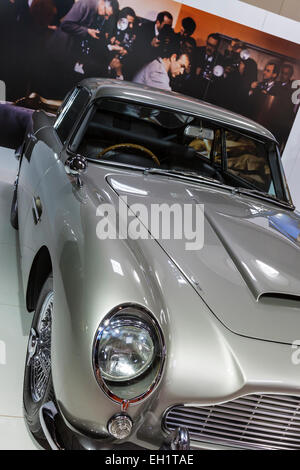 Die berühmten 1963 Aston Martin DB5 in den James-Bond-Film Goldfinger gesehen. 2014 Goodwood Revival, Sussex, UK. Stockfoto