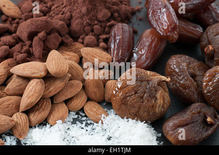 Kakao, Mandeln, getrocknete Datum, getrocknete Feigen und geriebenem Cocos. Stockfoto