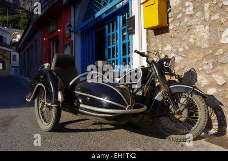 Altes BMW Motorrad und Beiwagen. Vintage schwarze Motorrad Beiwagen in Crete Dorf. Bike Biker Stockfoto