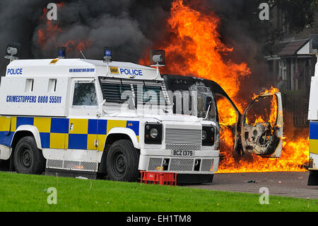 PSNI Fahrzeuge angezündet durch Molotowcocktails während der Krawalle in der Bogside, Derry, Londonderry, Nordirland Stockfoto