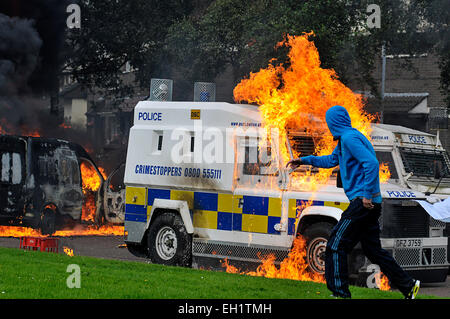 Nationalistischen Jugend werfen Molotowcocktails auf PSNI Fahrzeuge während der Unruhen in der Bogside, Derry, Londonderry, Nordirland Stockfoto
