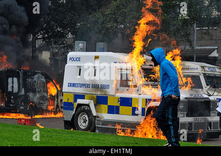 Nationalistischen Jugend werfen Molotowcocktails auf PSNI Fahrzeuge während der Unruhen in der Bogside, Derry, Londonderry, Nordirland Stockfoto