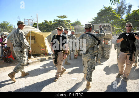 Soldaten der 82. US-Luftlandedivision helfen Erdbeben Opfer, Port Au Prince, Haiti, 29. Januar 2010. Stockfoto