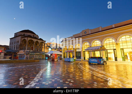 Nass Monastiraki Platz nach morgendlichen Reinigung, Athen, Griechenland Stockfoto
