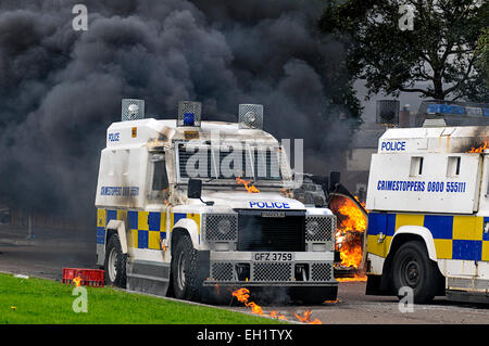 PSNI gepanzerte Fahrzeuge angezündet durch Molotowcocktails während der Unruhen in der nationalistischen Bogside, Derry, Londonderry, Nordirland Stockfoto