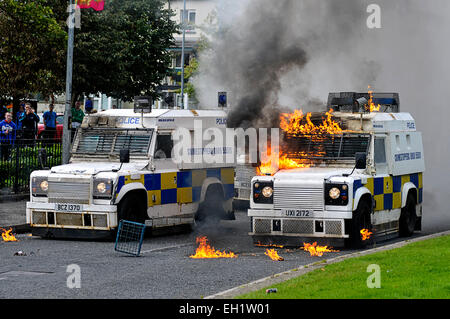 PSNI gepanzerte Fahrzeuge angezündet durch Molotowcocktails während der Unruhen in der nationalistischen Bogside, Derry, Londonderry, Nordirland Stockfoto