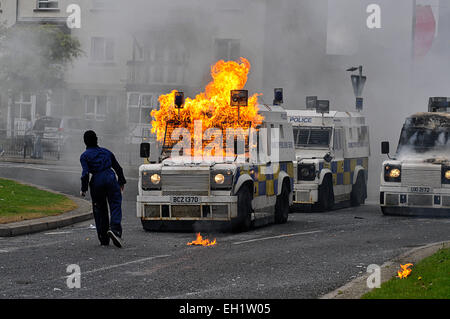 Nationalistischen Jugend werfen Molotowcocktails auf PSNI Fahrzeuge während der Unruhen in der Bogside, Derry, Londonderry, Nordirland Stockfoto